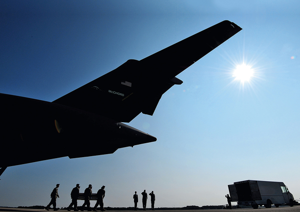 2014年8月7日，美国多佛空军基地，在阿富汗军事训练学校遭枪杀的美国二星将军哈罗德·格林的遗体运抵当地。（人民视觉 图）